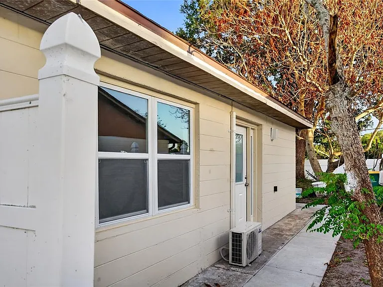 536 Royal Palm Dr — Photo 1