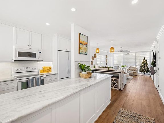4th image of 404 Broad Ave S #H
