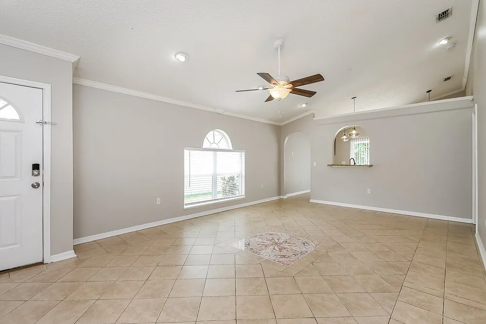 4 bed, 2.0 bath, 1406 sqft, $2,140 — Photo 4