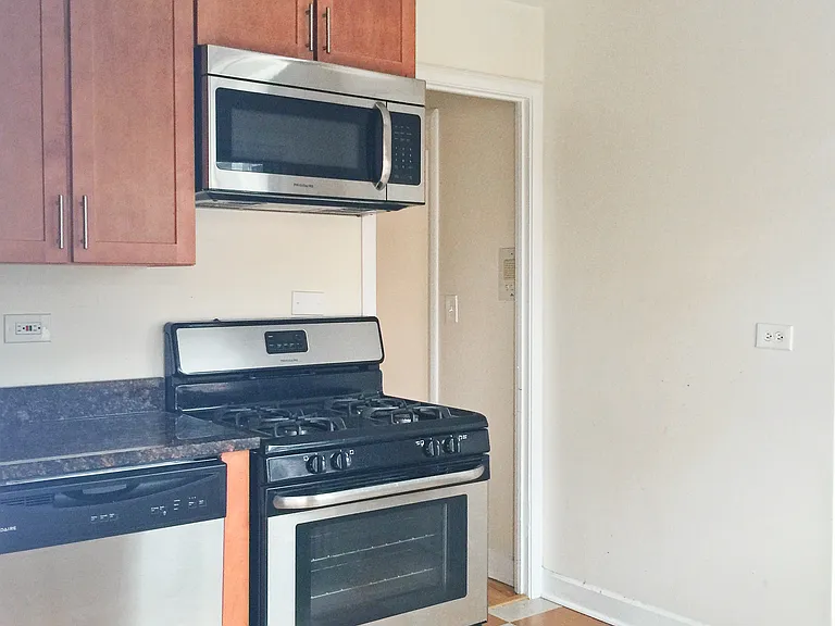 839 Mulford St #2 — Photo 6