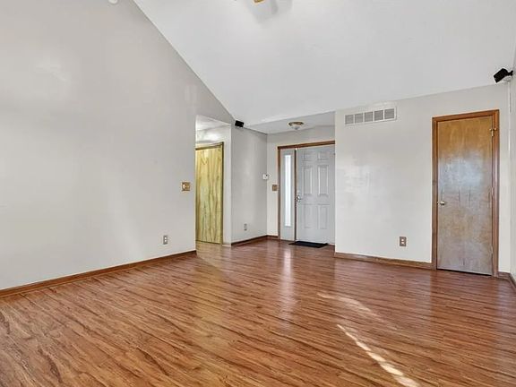 3rd image of 4404 Muncie Ct