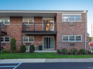 26 Ivy St APT 7B, Farmingdale, NY 11735