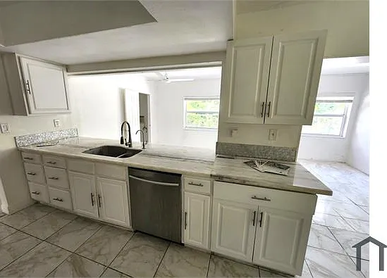 830 SW 50th Ave — Photo 2