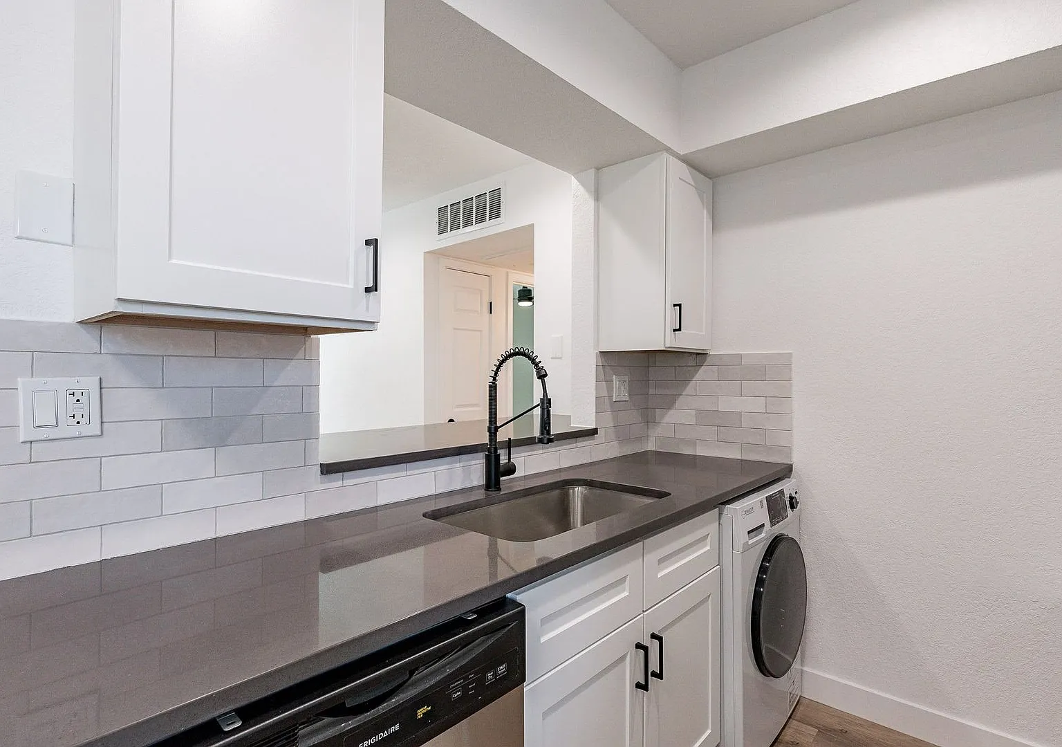 Euclid & 10th Apartments — Photo 4