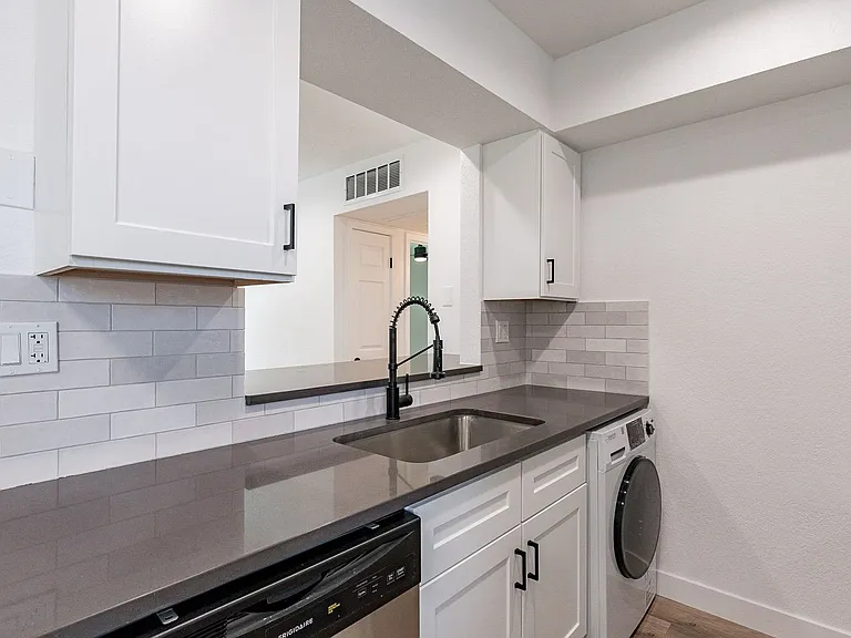 Euclid & 10th Apartments — Photo 4