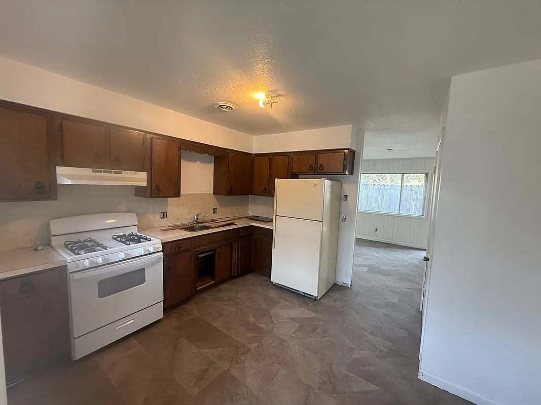 2 bed, 1.0 bath, 800 sqft, $900 — Photo 1