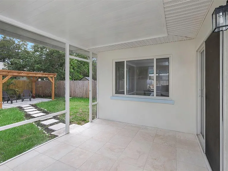 245 Grove Cir N — Photo 27