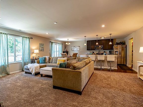 3rd image of 617 Birchwood Cir