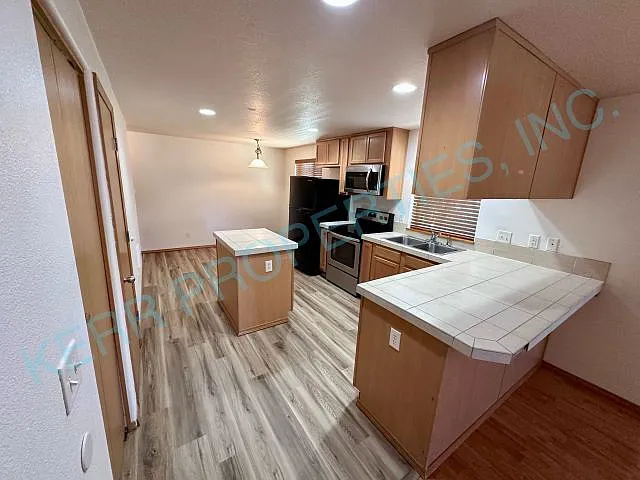 Spacious 3-Bed Oasis with 1.5 Baths in Portland Your Next Home Awaits! — Photo 4