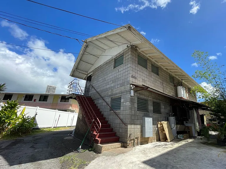 2550 E Date St — Photo 2