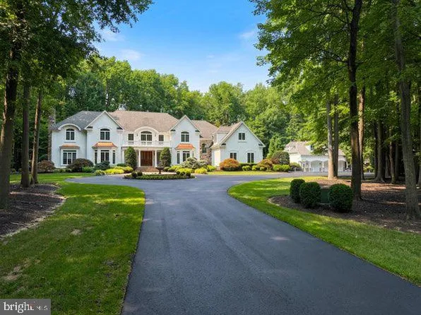 6 Cobblestone Ct, Moorestown, NJ 08057
