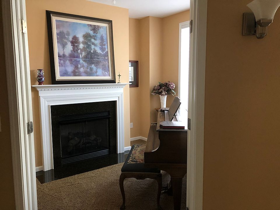 1st image of 132 Vine St #15