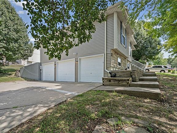3rd image of 6315 N Quincy Ave