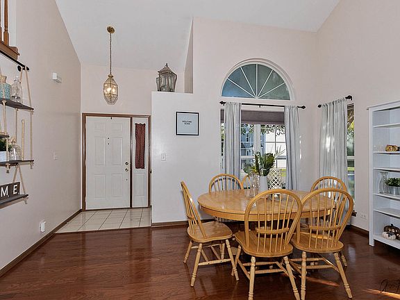 3rd image of 2350 Applewood Ln