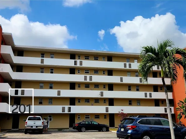 1700 NE 191st St APT 201, Miami, FL 33179