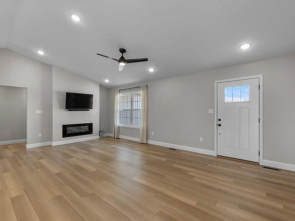 3rd image of 524 Old Poplar Rd