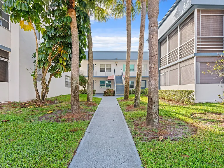 246 Normandy Ln #F — Photo 2