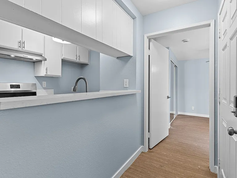 533 E 11th Street — Photo 10