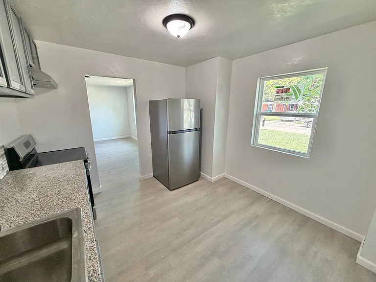 920 SW 47th St — Photo 6