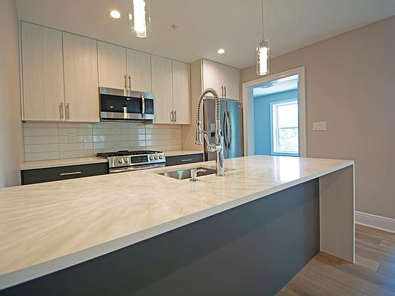 2nd image of 409 Richmond Ave APT 203