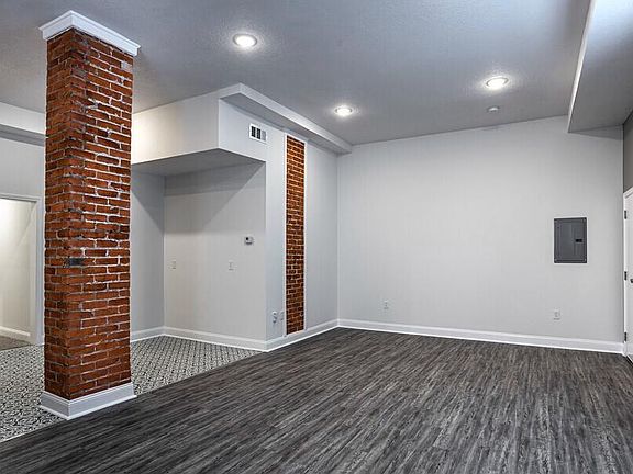 2nd image of 122 W Linwood Blvd #7