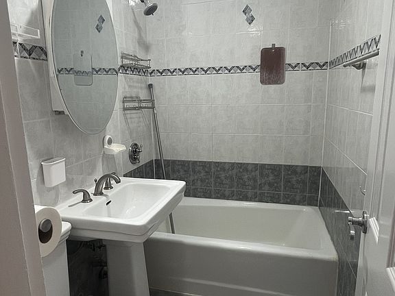 2nd image of 2665 Homecrest Ave #3