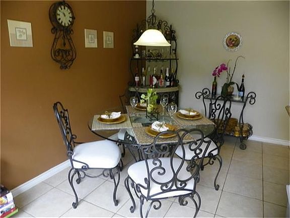 Guests and family will enjoy the culinary delights from the chef in this cozy breakfast nook!