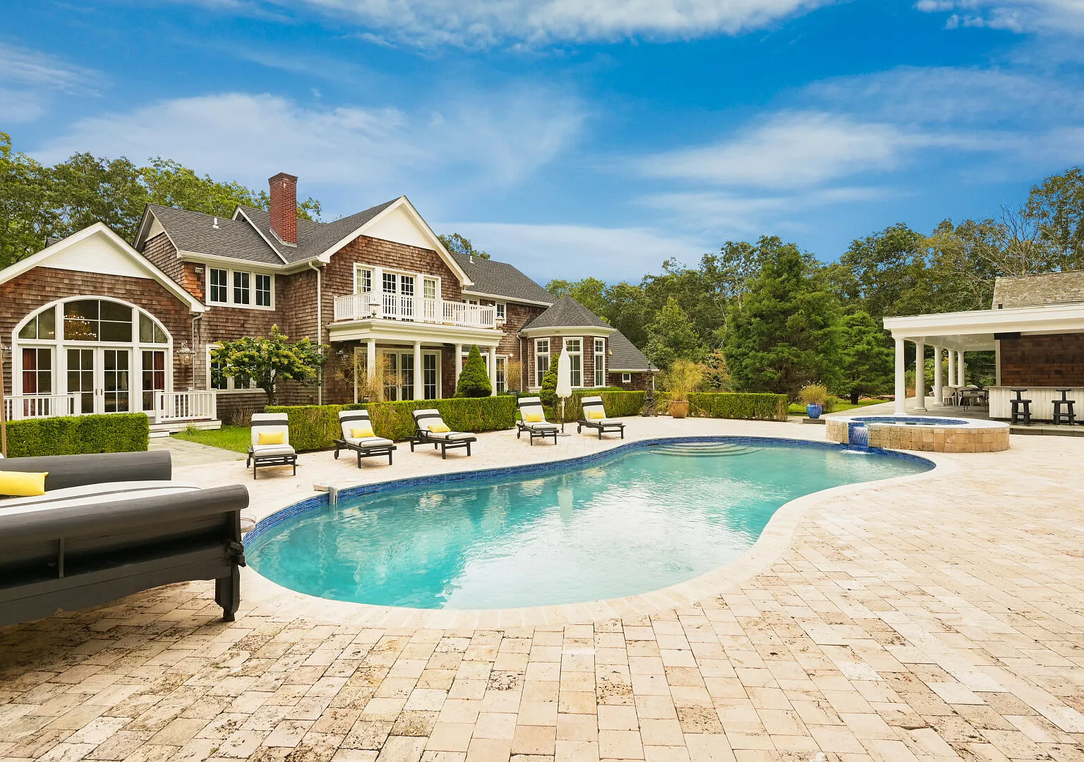 Pristine estate sited on 4 acres of land, pool pavilion with spa — Photo 2