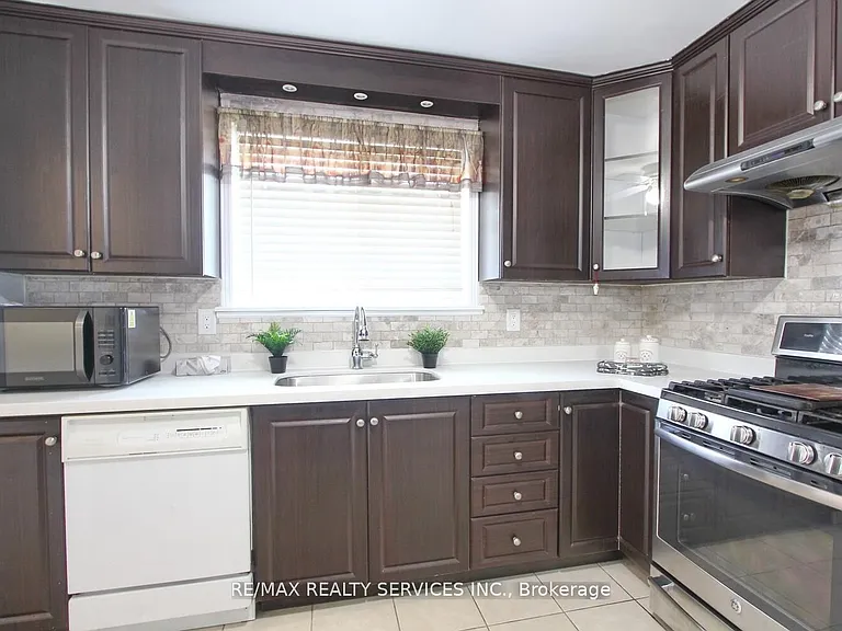 185 Earnscliffe Cir — Photo 9