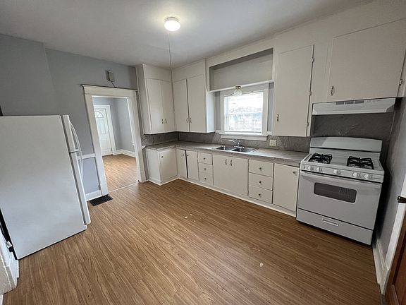4th image of 727 Sinclair Ave NE #1