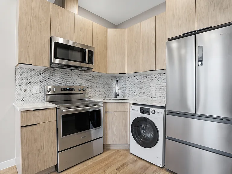 356 E 8th St #Penthouse 3 — Photo 5