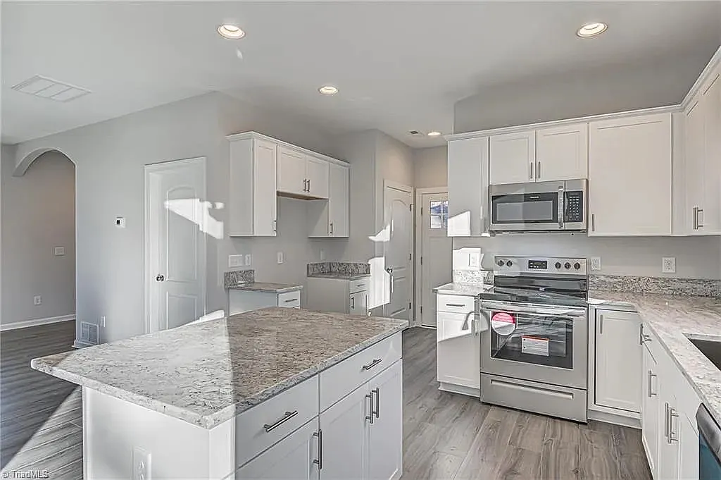 3 bed, 2.5 bath, 1392 sqft, $1,775 — Photo 3