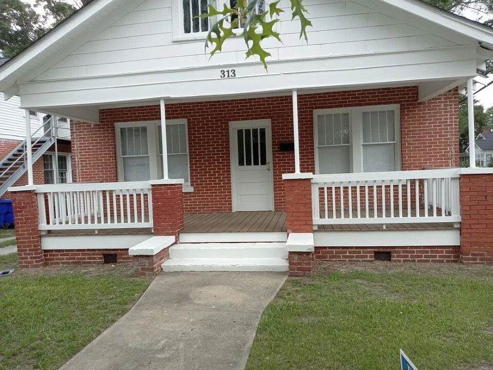 3 bed, 1.0 bath, 1438 sqft, $1,590 — Photo 1