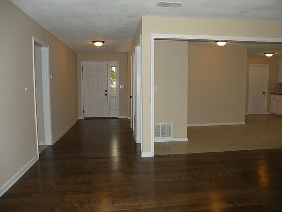 3rd image of 215 Hillbrook Dr