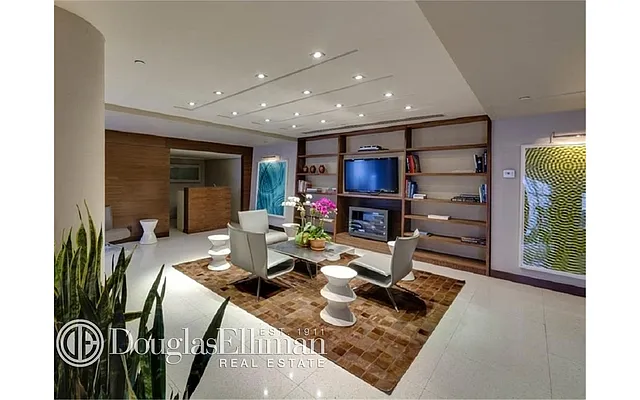 Rented by Douglas Elliman | media 33