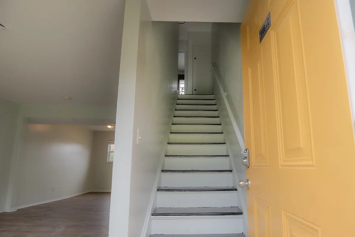 Building Photo - Crestwood Village Townhomes