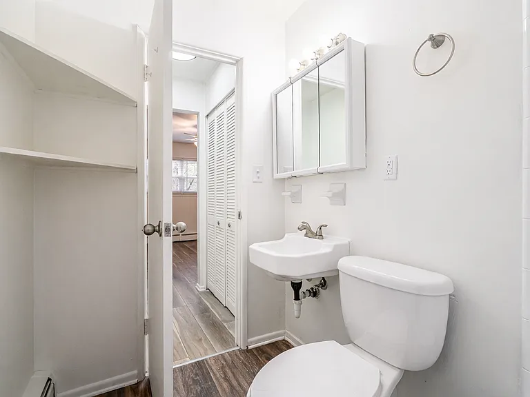 Lindsay Court Apartments — Photo 19