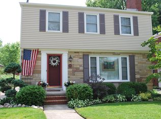 1941 Littlestone Rd, Grosse Pointe Woods, MI 48236