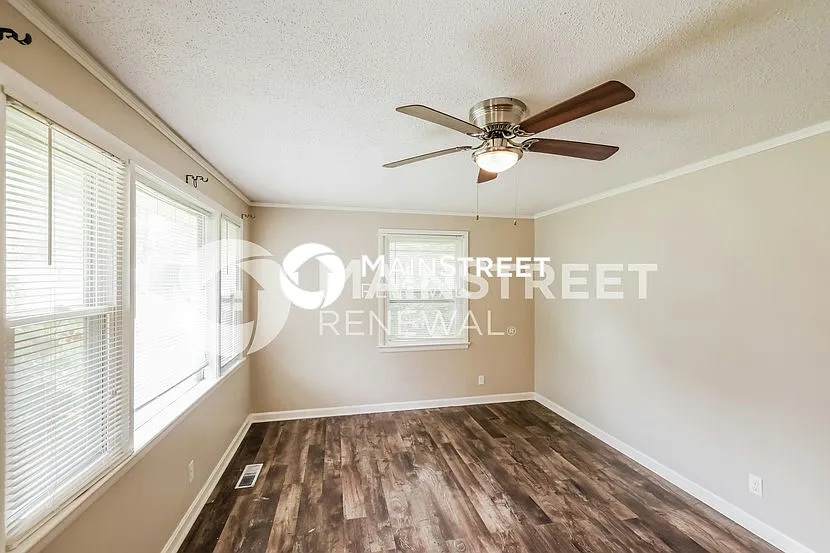 512 Swann Dr — Photo 4
