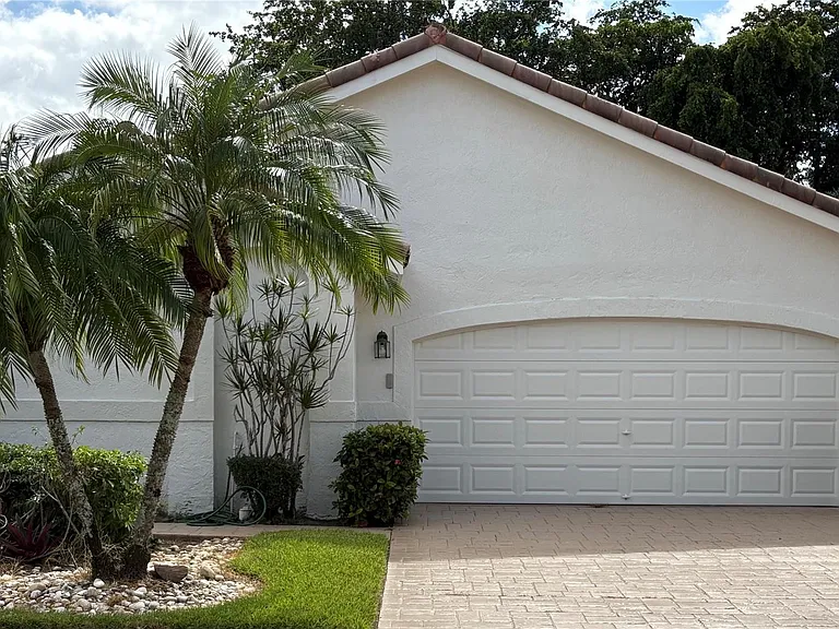 7744 Dundee Ln — Photo 1