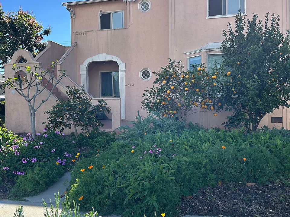 3/1 upper unit in a Spanish style duplex. Bright and airy.