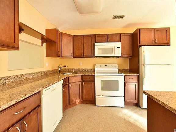 4th image of 20 Stanford Ct