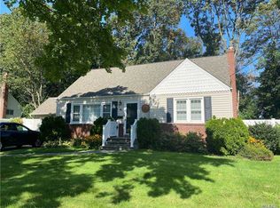 10 Corlett Pl, Huntington Station, NY 11746