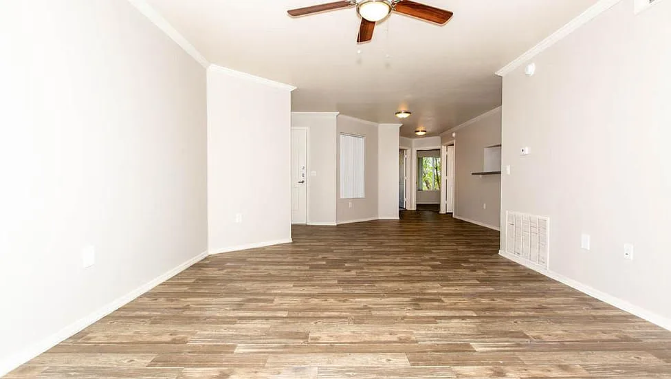 Parkway Apartments — Photo 4
