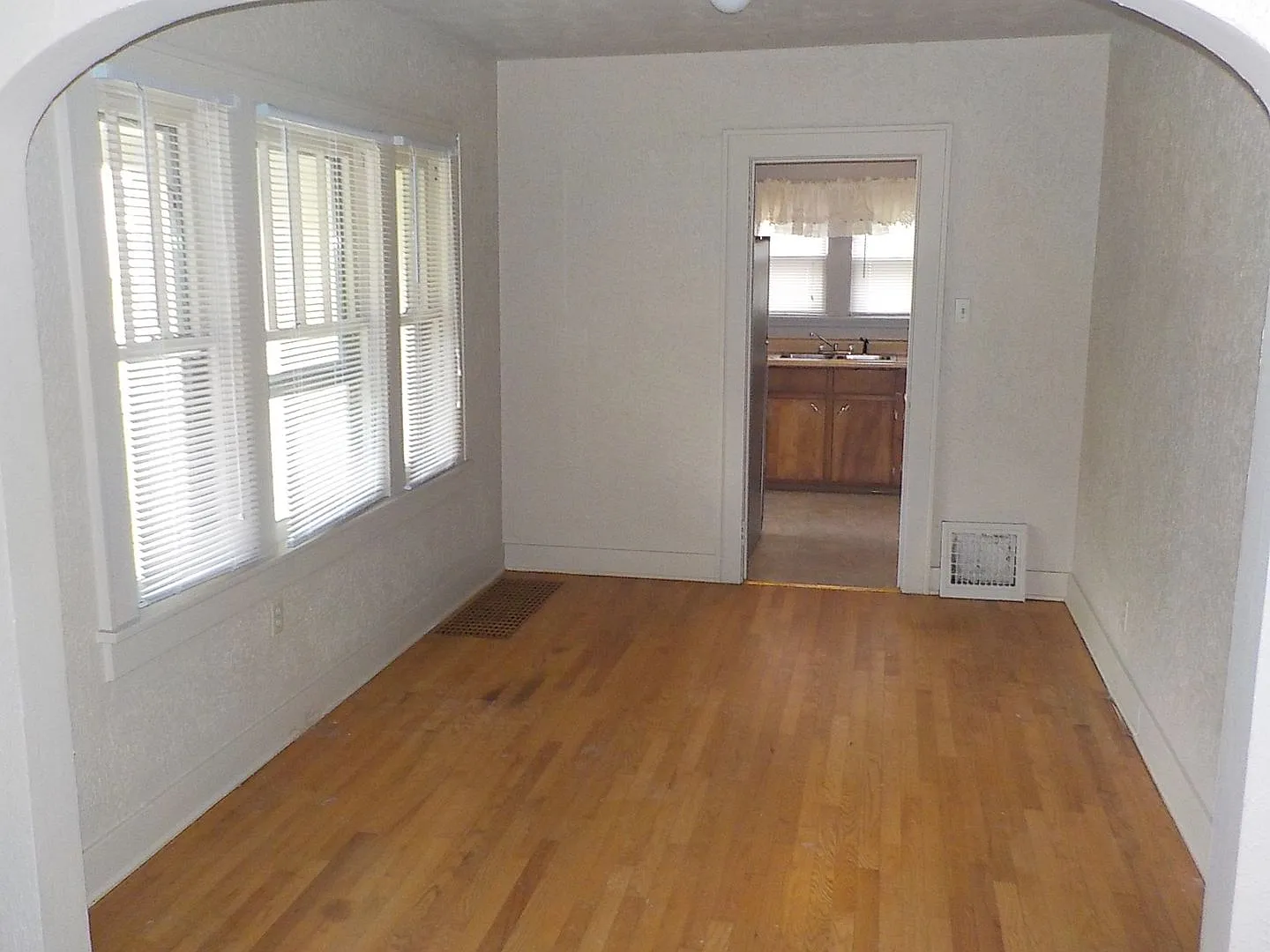 908 N Madison St — Photo 4