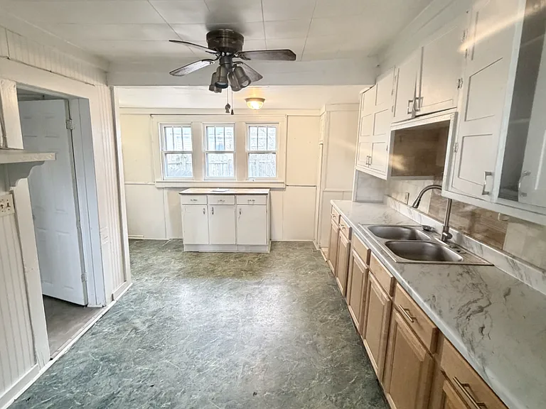 912 Pleasant St — Photo 3