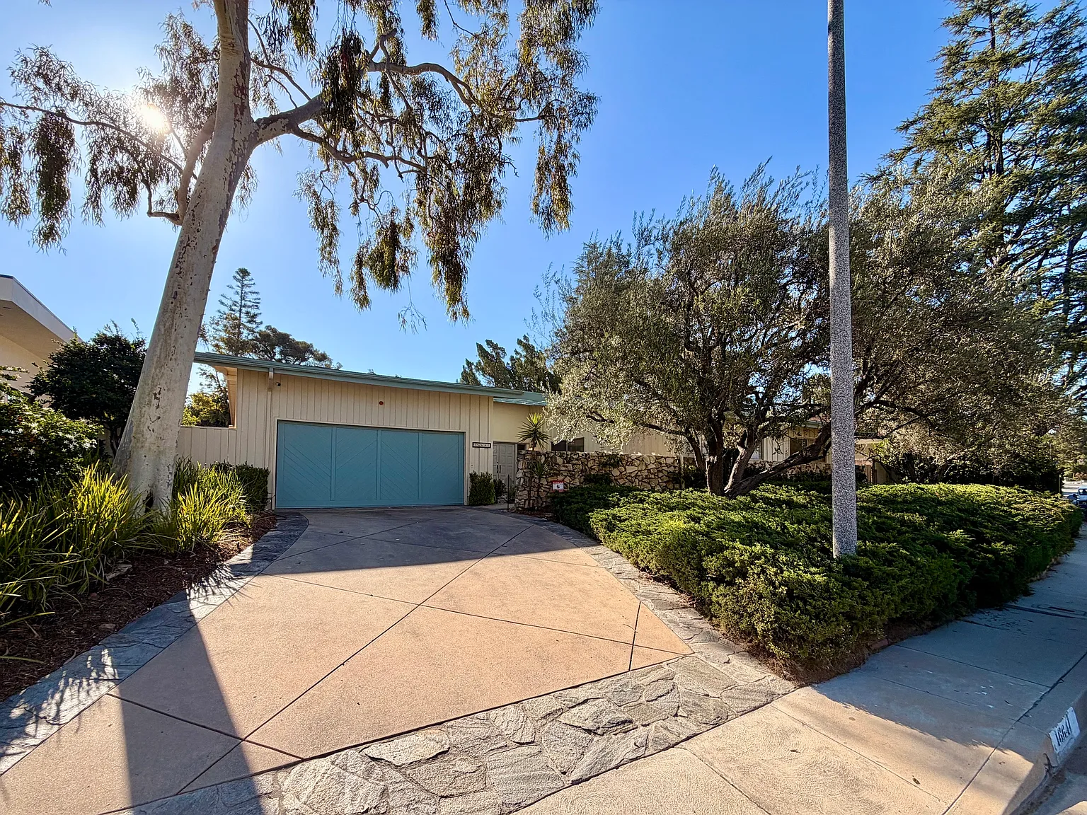 5 bed, 3.5 bath, 3461 sqft, $9,500 — Photo 2