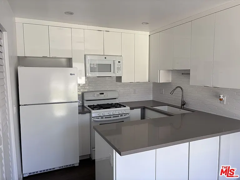 6036 Denny Ave — Photo 10