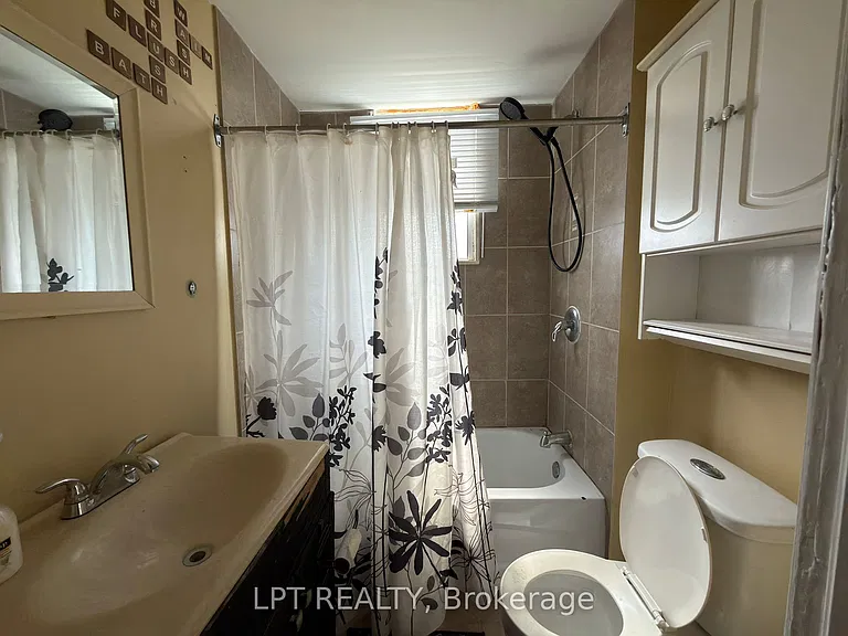 37 Elizabeth St N — Photo 9