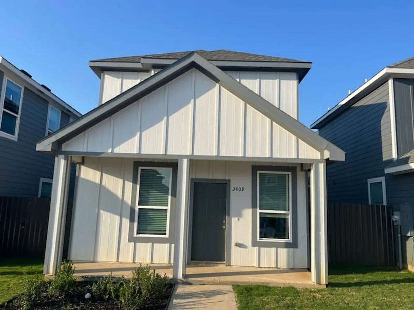 Stylish Two-Story Modern Home Available for Rent! — Photo 2